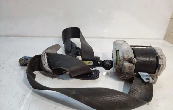 KIA Carens II Front seatbelt 045418