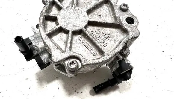 Peugeot 308 Vacuum pump 9804021880