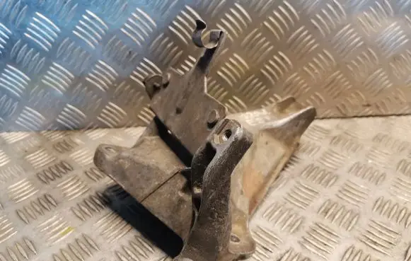 BMW 1 E81 E87 Engine mounting bracket 6760309