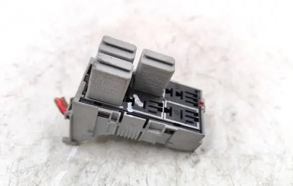 Opel Meriva A Relay mounting block 13100504 67720
