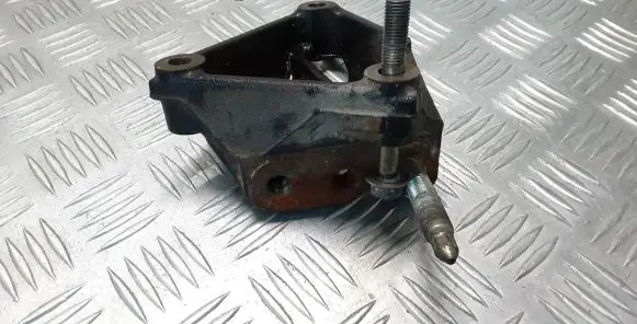 Toyota Prius+ (ZVW40) Engine mounting bracket