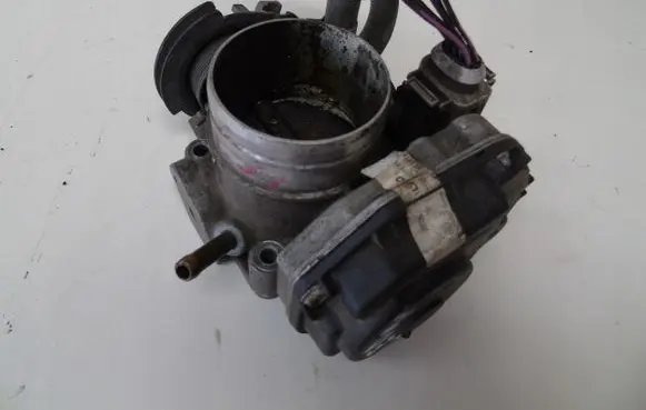 Volkswagen Golf IV Throttle valve 06A133064M