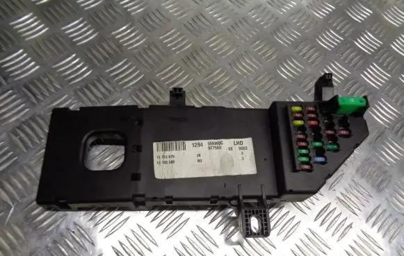 Opel Vectra C Fuse box cover 13223679