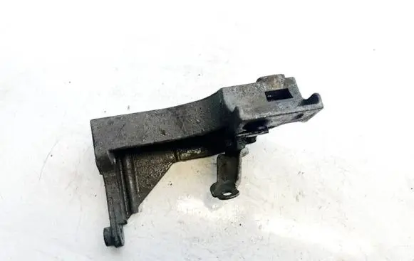 Volvo S40, V40 Engine mounting bracket