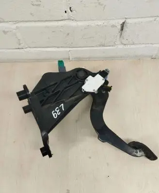 Renault Laguna III Clutch pedal 465030297R