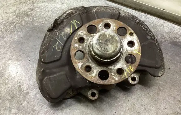 Mercedes-Benz E W212 Front wheel hub A2124201144