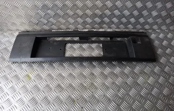 Trunk door license plate light bar