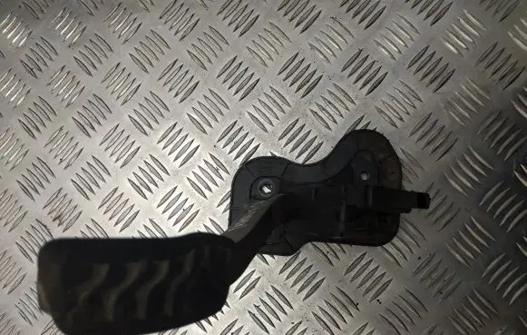 Accelerator throttle pedal