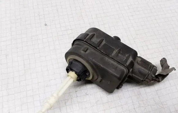 Nissan Primera Headlight level adjustment motor 
