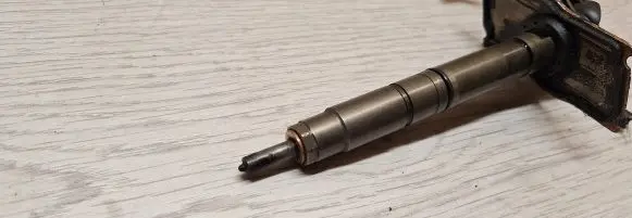 Volkswagen PASSAT B6 Fuel injector 03l130277