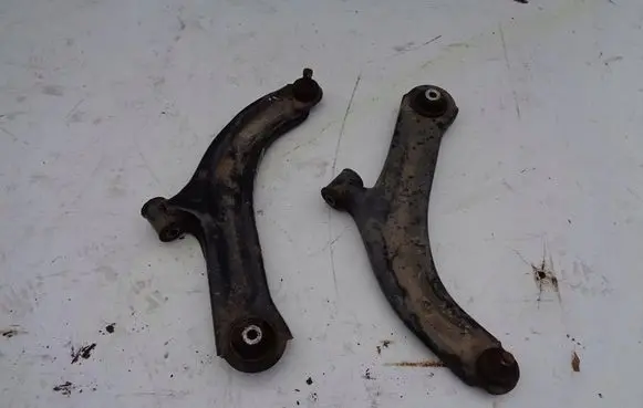 Nissan Note (E11) Front lower control arm/wishbone