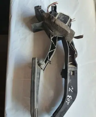 Mercedes-Benz C W203 Accelerator throttle pedal A2033000104