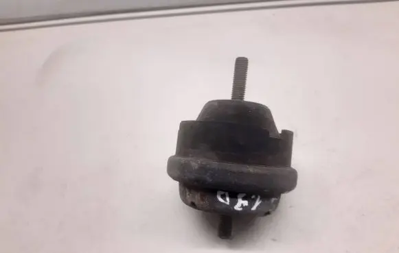 Peugeot 406 Engine mount bracket