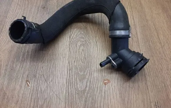 Porsche Macan (95B) Engine coolant pipe/hose 95B121109H