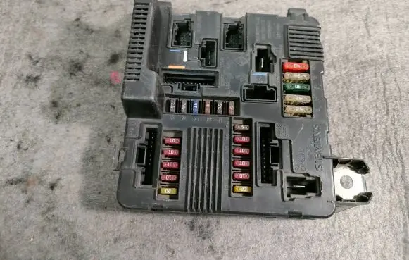 Renault Scenic II - Grand scenic II Fuse module 8200262385A S118399300E