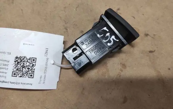 Toyota Avensis T250 Hazard light switch 157963