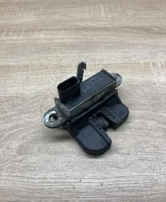 Volkswagen Golf IV Tailgate/trunk/boot lock/catch/latch 71384351