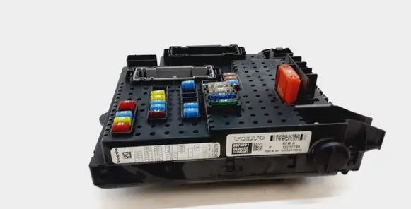 Volvo XC70 Fuse module 8676391
