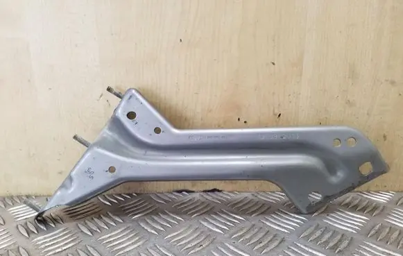 Audi Q5 SQ5 Fender mounting bracket 8R0821135
