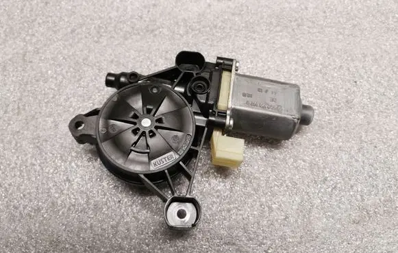 Volkswagen Golf VII Front door window regulator motor 0130822716