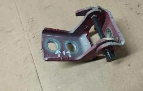 Peugeot 308 Front door lower hinge 