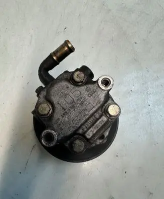 Volkswagen PASSAT B5 Power steering pump 8D0145158L