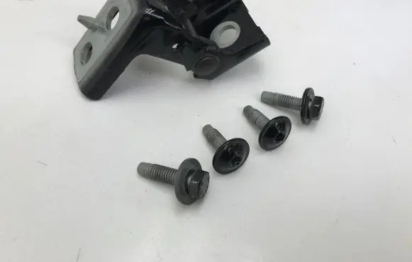 Opel Mokka B Rear door lower hinge