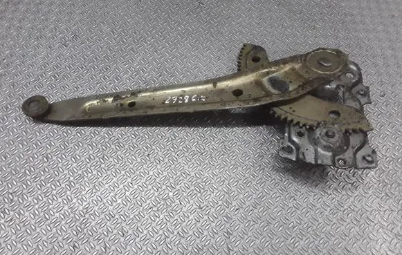 Rear door manual window regulator
