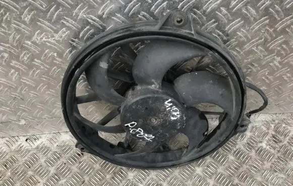 Radiator cooling fan shroud