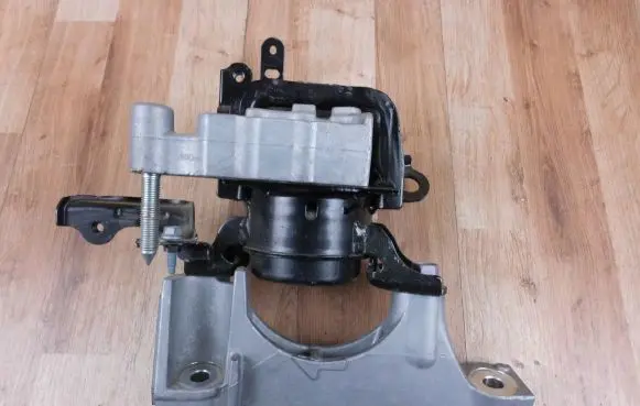 Toyota RAV 4 (XA50) Engine mount bracket 1230525040