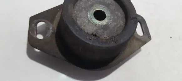 Peugeot 307 Engine mount bracket