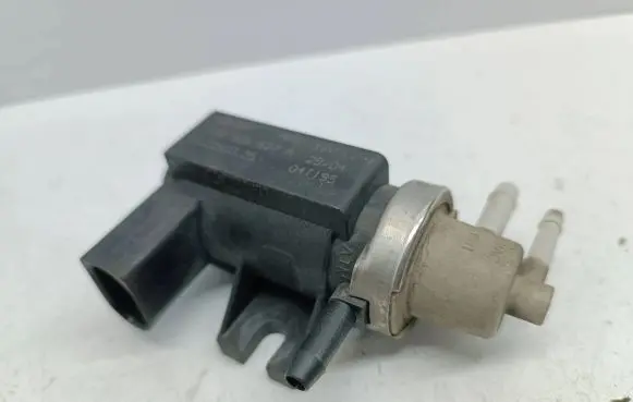 Volkswagen Touareg I Turbo solenoid valve 1J0906627A 72290325