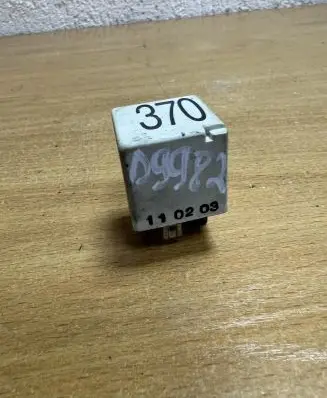 Volkswagen PASSAT B5 Other relay 8D0951253 D9982