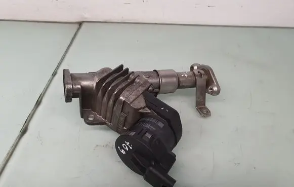 BMW 1 E81 E87 EGR valve cooler 7563241 11717563241