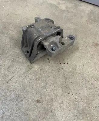 Volkswagen PASSAT B6 Engine mount bracket