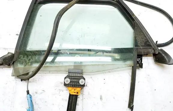 Audi A4 S4 B6 8E 8H Rear door window/glass frame 
