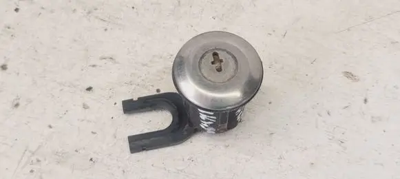 Citroen Xsara Picasso Front door lock (next to the handle) 