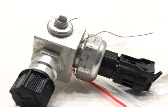 Lexus LBX Air conditioning (A/C) pressure sensor 