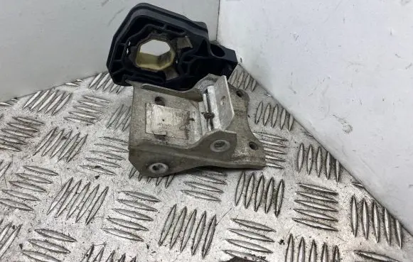 BMW 5 F10 F11 Radiator mount bracket 7186514
