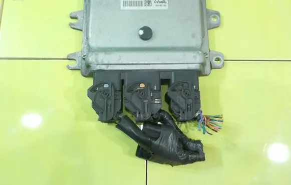 Nissan Juke I F15 Engine control unit/module MEC940040 18AB17