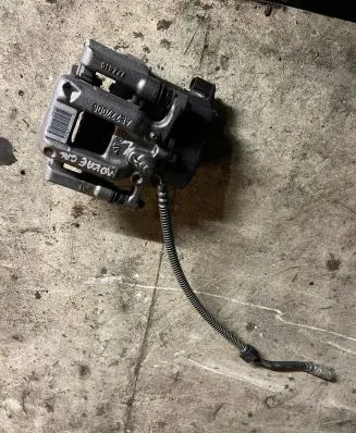 Opel Mokka B Rear brake caliper 9819059380