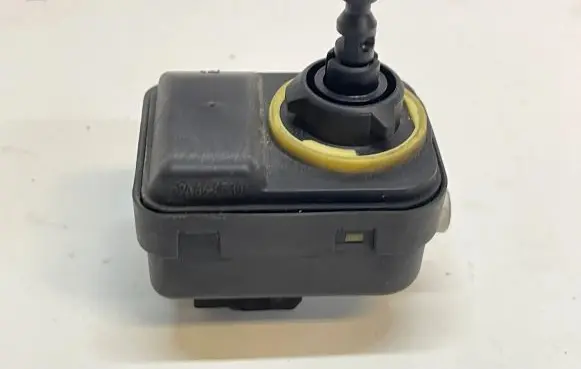 Toyota RAV 4 (XA30) Headlight level adjustment motor 69036766