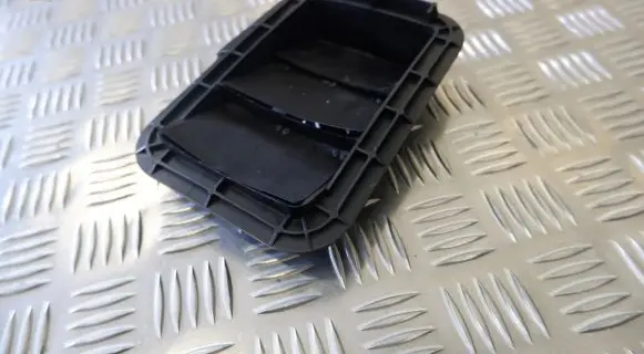 Quarter panel pressure vent