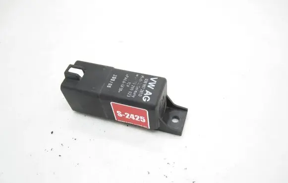 Skoda Octavia Mk2 (1Z) Glow plug pre-heat relay 038907281D 200406 51299023