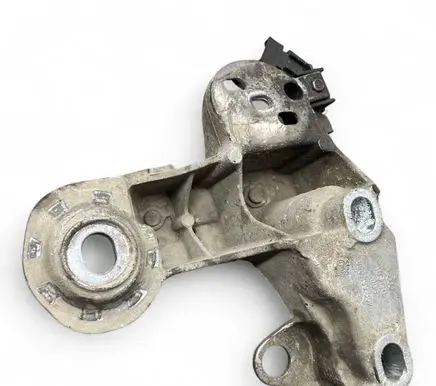Engine mounting bracket