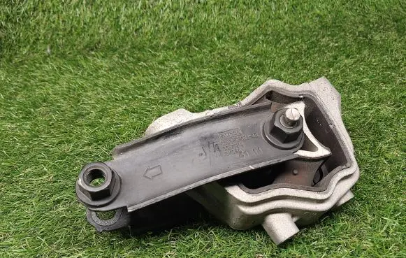 Volvo S60 Engine mount bracket 30671219 6G926P082AB