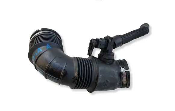 Opel Insignia A Turbo air intake inlet pipe/hose 55561787