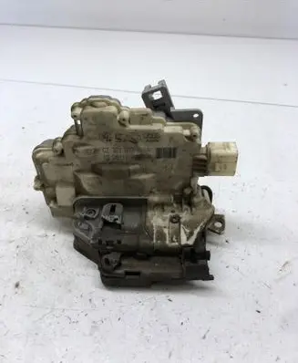 Volkswagen PASSAT B7 Front door lock 3C1837016A