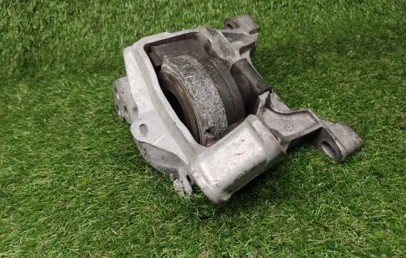 Mazda 3 III Engine mount bracket KD45K1442
