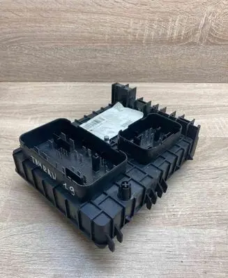 Volkswagen Touran I Fuse module 1K0937124H 0413202576E